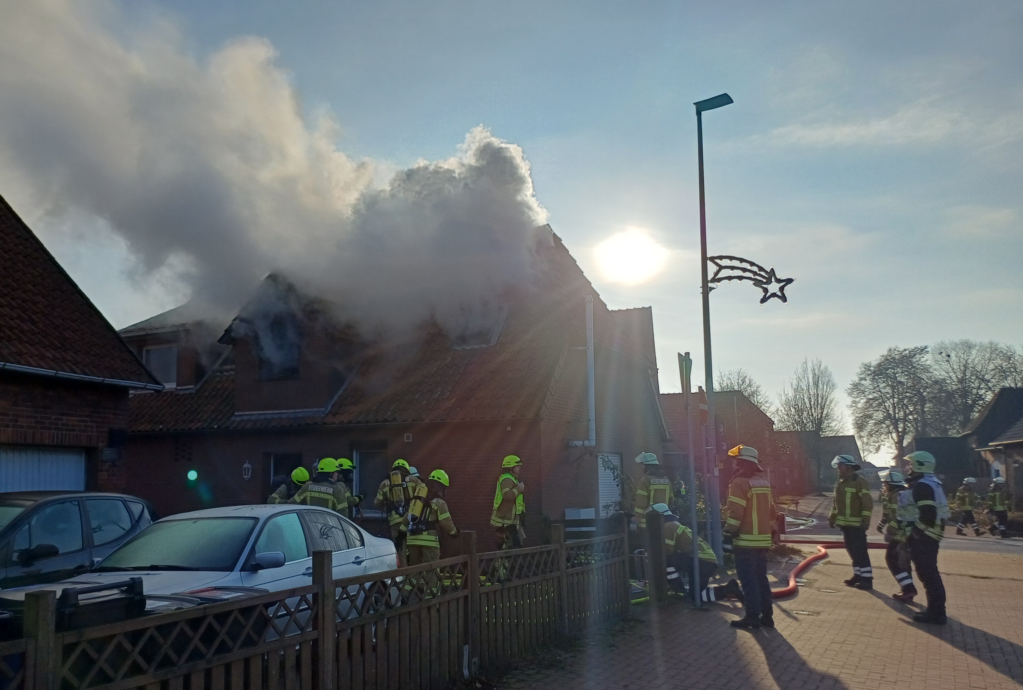 Einsatz%202025-12-14%20Dachstuhlbrand%20Bahnhofstra%C3%9Fe%20%287%29